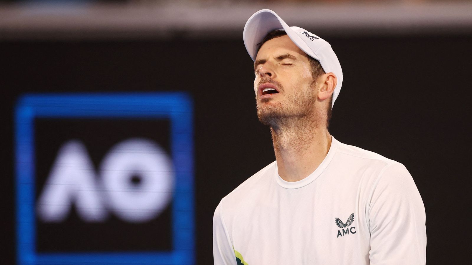 Tennisser in volle concentratie tijdens een wedstrijd