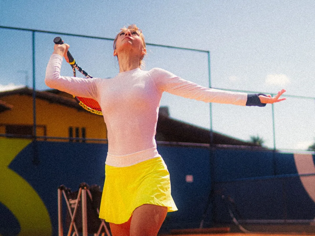 Tennisspeler in actie tijdens een training